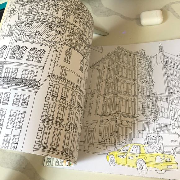 Colouring books (2 books) - Picture 4 of 8